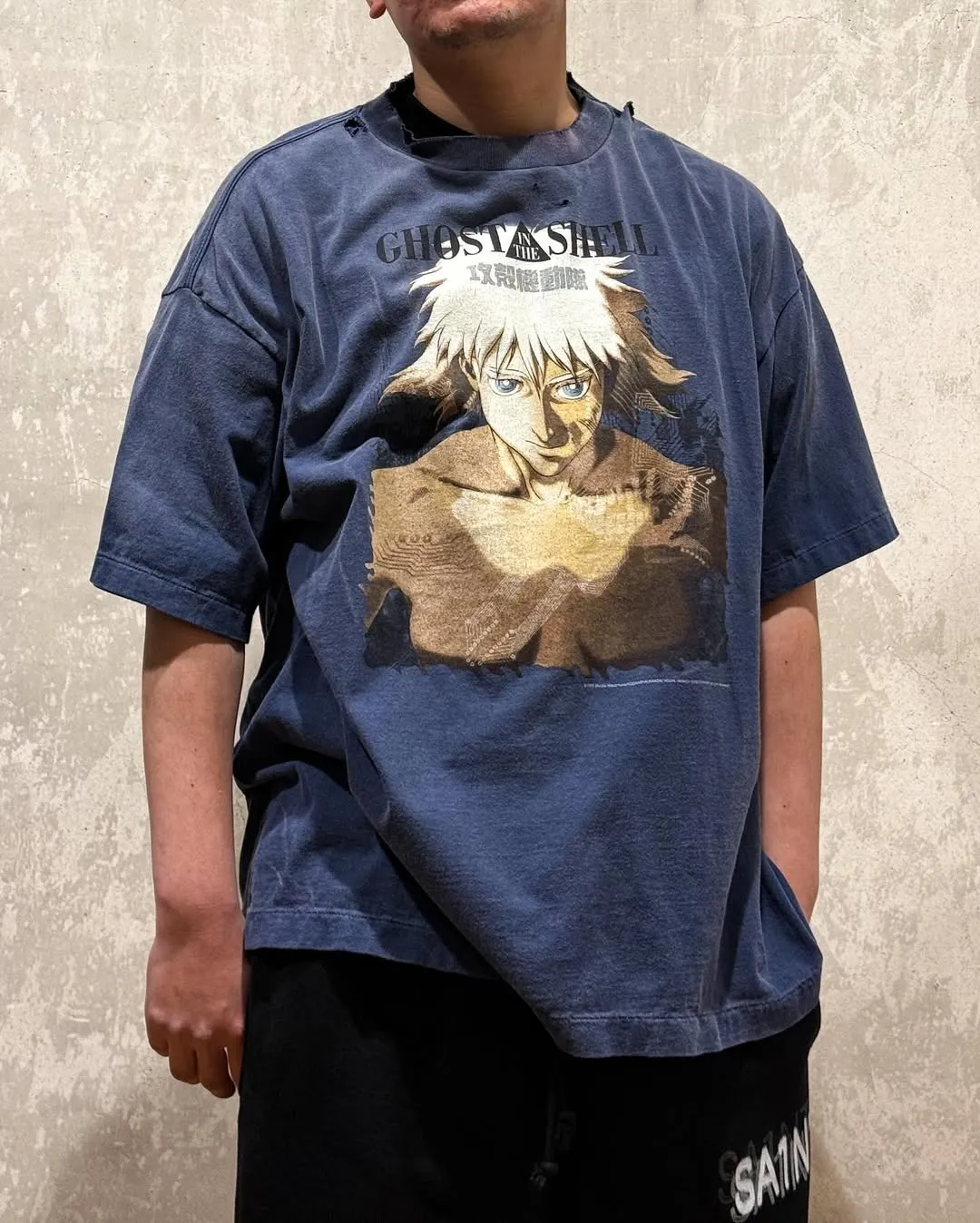 SAINT Mxxxxxx × Ghost in the Shell GS_SS TEE/GST IN THE SHELL/NVY Ghost in the Shell co-branded distressed short-sleeves White-haired plain character TEE Washed blue S-XL Look for the cylindrical fabric with no side seams. The open width is almost meaningless Asut ready-made garments dyed The whole piece is sprayed with horsetail. The collar and cuffs are faded. The collar and cuffs are frayed. Many hangings are worn. The oversized printing position restores the authenticity level. Customized joint main mark/wash mark/with little angel anti-counterfeiting mark